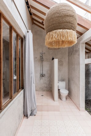 Vila luxo, piscina particular, vista para a piscina | Banheiro | Chuveiro, chuveiro com efeito de chuva, secador de cabelo 