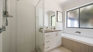 Baignoire, sèche-cheveux, serviettes fournies