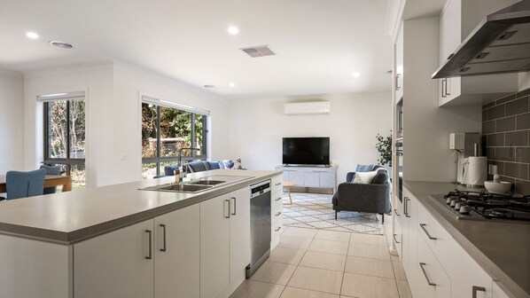 Kühlschrank, Mikrowelle, Ofen, Geschirrspüler