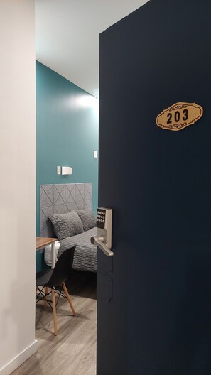 Bàn, truy cập Internet không dây miễn phí, bộ trải giường