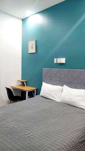 Desk, free WiFi, bed sheets - APD Hotel (Montreal)