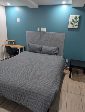 Desk, free WiFi, bed sheets - APD Hotel (Montreal)