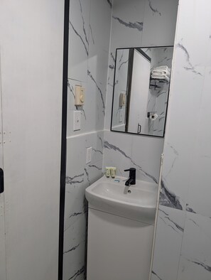Separate bathtub and shower, free toiletries, towels - APD Hotel (Montreal)