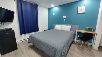 Escritorio, wifi gratis y ropa de cama