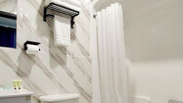 Badewanne und Dusche (separat), kostenlose Toilettenartikel, Handtücher