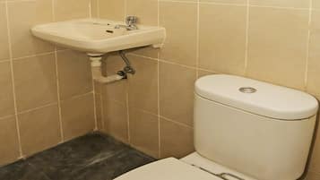 Kamar Double Deluks | Kamar mandi | Shower dan sabun