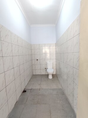 Basic Twin Room | Bathroom | Shower, soap - Hotel O Khazanah Room Syariah (Yogyakarta)
