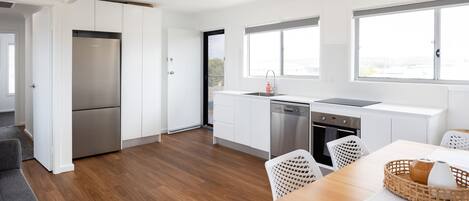 Refrigerador, microondas, lavavajillas y cafetera y tetera