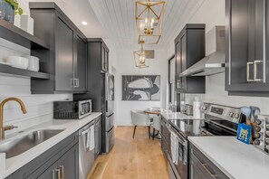Fridge, microwave, stovetop, dishwasher - The Palmetto House- 3 Blocks To King Street (Charleston)