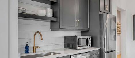 Fridge, microwave, stovetop, dishwasher