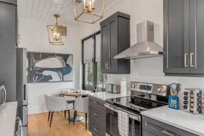 Fridge, microwave, stovetop, dishwasher