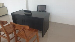 A room with a dark wooden desk, a laptop, and a chair. - OYO Life 93185 Ayani Guest House (Blitar)