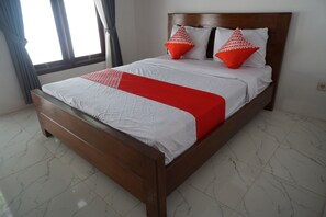 Desk, free WiFi, bed sheets - OYO Life 93185 Ayani Guest House (Blitar)
