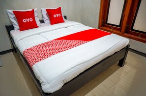 Escritorio, wifi gratis y ropa de cama