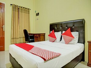 Escritorio, wifi gratis y ropa de cama