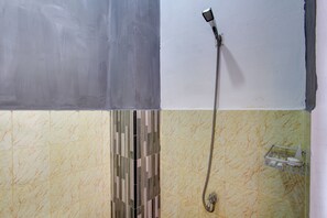 Standard-Doppelzimmer | Badezimmer | Dusche, Handtücher, Seife