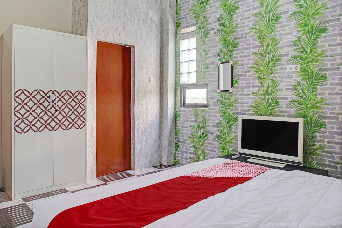 Habitación doble Deluxe | Escritorio y ropa de cama