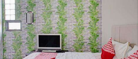 Deluxe Double Room | Desk, bed sheets