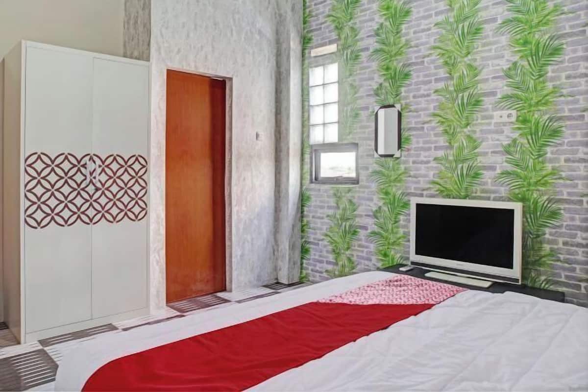 Escritorio y ropa de cama