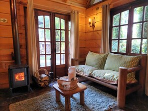 Hytte, balkong, hageutsikt | Individuelt dekorert, individuelt innredet og skrivebord for bærbar PC