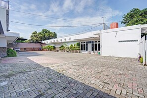 Vista frontal de la propiedad