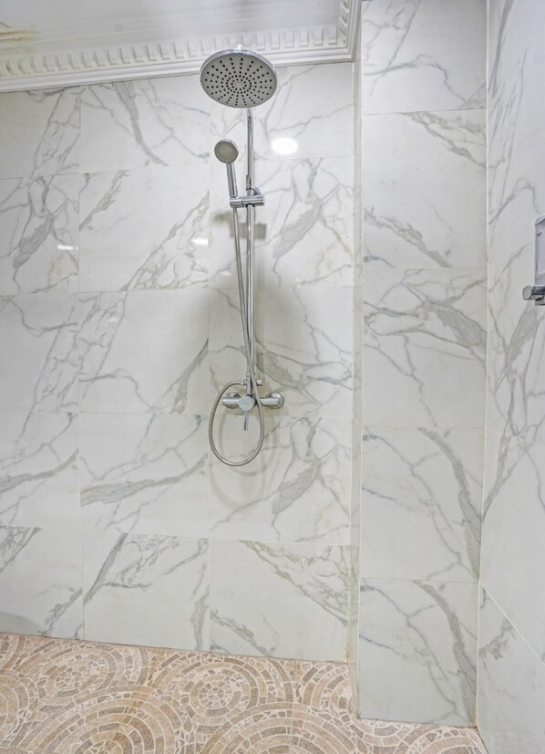 Family Suite | Bathroom | Shower, bidet, towels, soap - Collection O 90783 Probolinggo Homestay (Probolinggo)