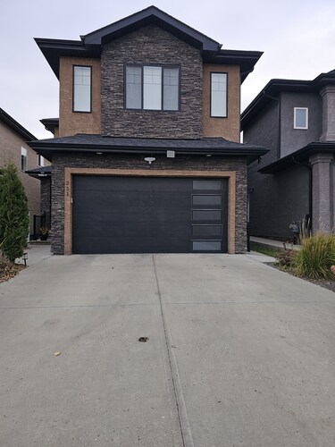 Cozy Suite: Private and peaceful 2 bedroom basement suite with keyless entry 