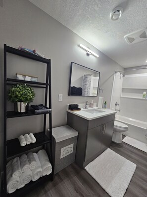 Hair dryer, towels, soap, shampoo - Cozy Suite: Private and peaceful 2 bedroom basement suite with keyless entry (Edmonton)