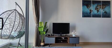 Een smart-tv en een videogameconsole