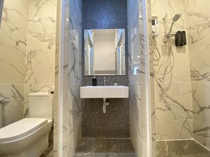 Douche, articles de toilette gratuits, sèche-cheveux, bidet