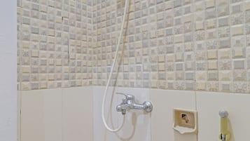 Deluxe Double Room | Bathroom | Shower, towels, soap, shampoo