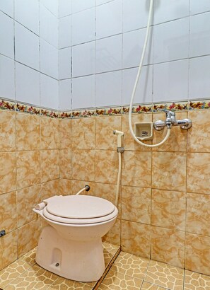 Habitación doble estándar | Baño | Regadera, toallas, jabón, shampoo 