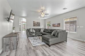 Smart TV - Spacious Ranch near Downtown with master retreat and backyard BBQ! (Las Vegas)