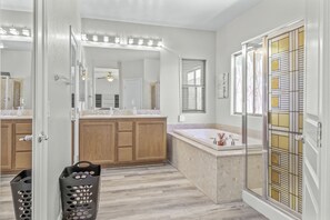Shower, hair dryer, towels, soap - Spacious Ranch near Downtown with master retreat and backyard BBQ! (Las Vegas)