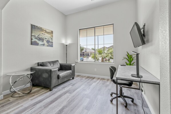 Smart TV - Spacious Ranch near Downtown with master retreat and backyard BBQ! (Las Vegas)