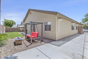 Terrace/patio - Spacious Ranch near Downtown with master retreat and backyard BBQ! (Las Vegas)