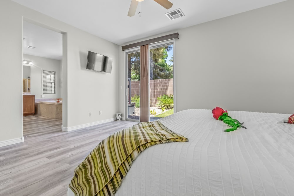 Spacious Ranch Near Downtown With Master Retreat And Backyard Bbq! - Las Vegas, NV