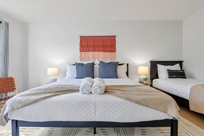 5 bedrooms, iron/ironing board, WiFi, bed sheets