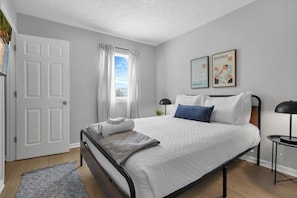 2 bedrooms, desk, iron/ironing board, WiFi