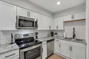 Een koelkast, een magnetron, een oven, een kookplaat