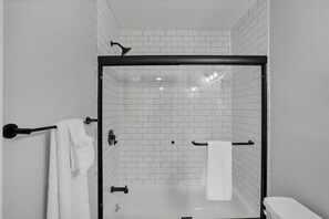 Bathtub, hair dryer, towels - The Schumacher Townhouse - 2 BR (Columbus)
