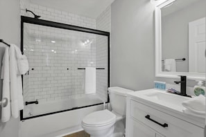 Baignoire, sèche-cheveux, serviettes fournies