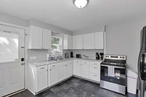 冰箱、微波炉、烤箱、炉灶