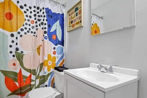 Badkar, hårtork och handdukar