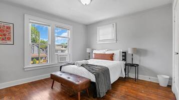 3 soverom, skrivebord, strykejern/-brett og wi-fi