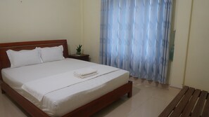 Basic Double Room | Free WiFi - Hoan Chau Homestay (Bo Trach)