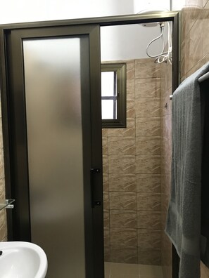 Douche, serviettes fournies, papier toilette