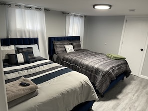 2 bedrooms, iron/ironing board, free WiFi, bed sheets - Romeo & Juliet castle #2 (East Orange)