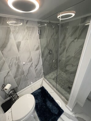 Shower, hair dryer, towels, soap - Romeo & Juliet castle #2 (East Orange)