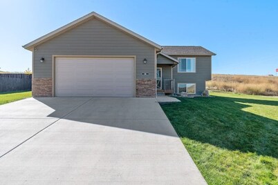 Hill`s View Retreat on the Edge of the Prairie